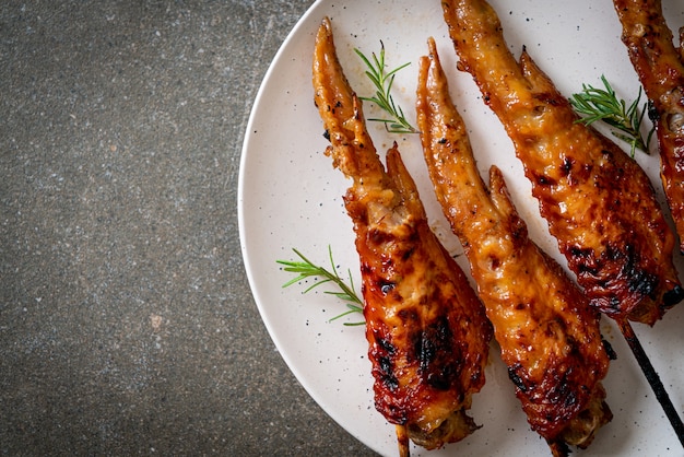 Brocheta de alitas de pollo a la parrilla en la placa