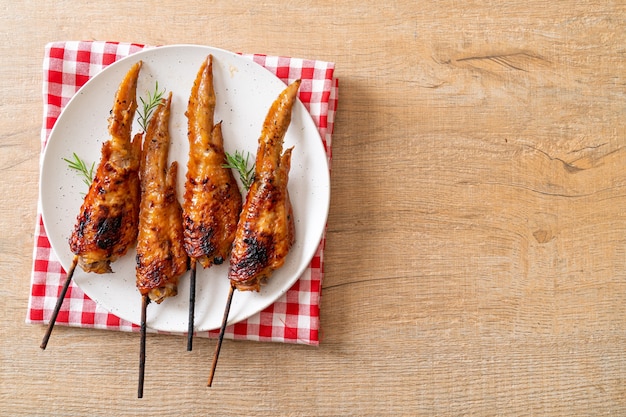 Brocheta de alitas de pollo a la parrilla en la placa