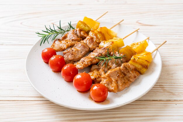 Brocheta de barbacoa de cerdo a la parrilla en placa