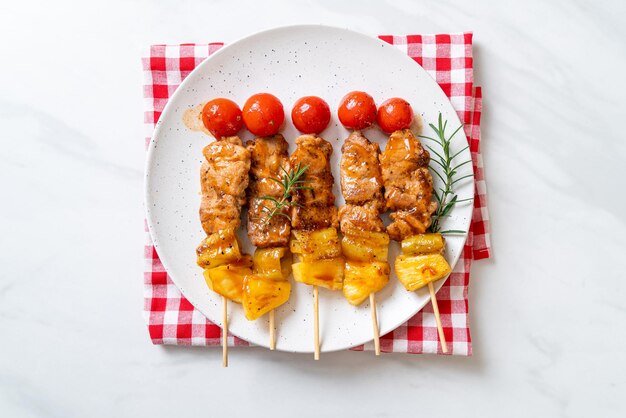 Brocheta de barbacoa de cerdo a la parrilla en la placa