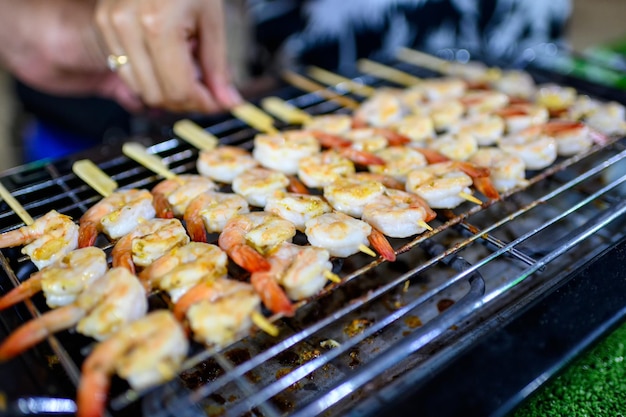 Brocheta de camarones a la mantequilla a la parrilla en palo en la estufa