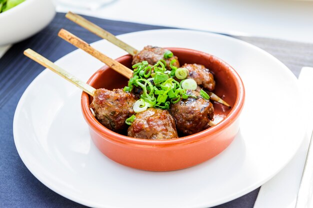 Brocheta de carne, albóndigas en brocheta.