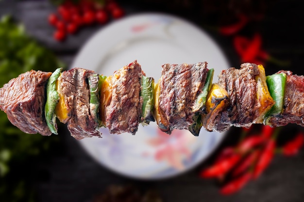 Foto brocheta de carne deliciosa