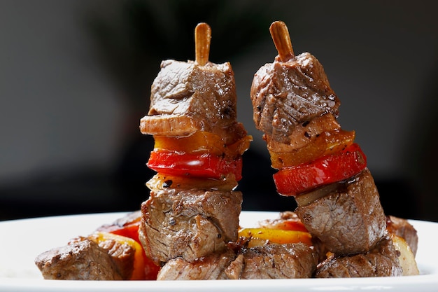 Brocheta de carne con palitos de carne