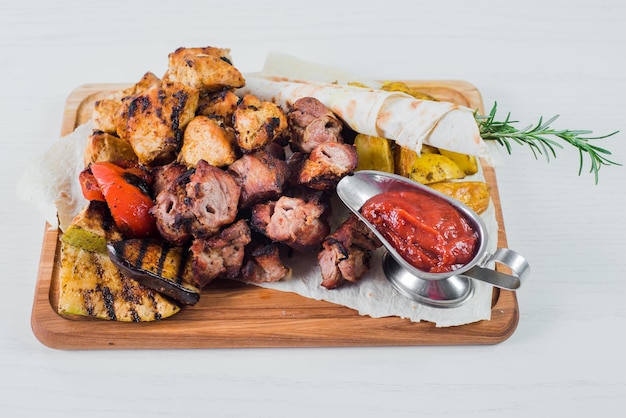 Brocheta de carne a la parrilla con patatas fritas y verduras Vista superior