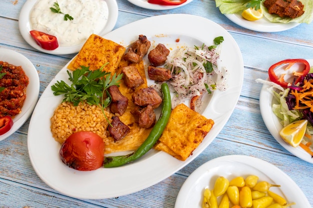 Brocheta de carne en un plato con aperitivos