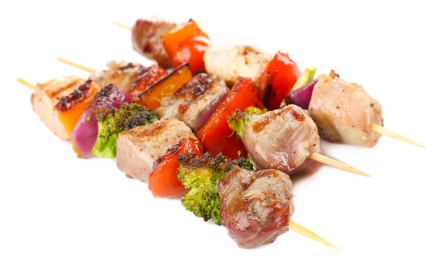 Brocheta de cerdo aislado en blanco