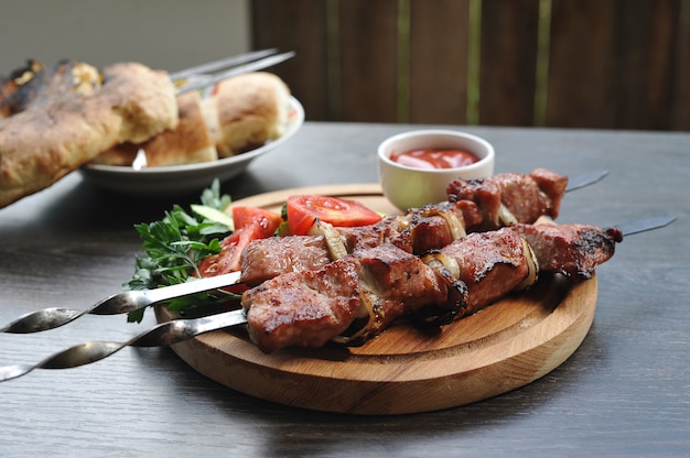 Brocheta de cerdo en brochetas con verduras y hierbas