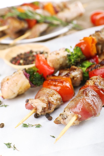 Brocheta de cerdo en la mesa de madera de cerca