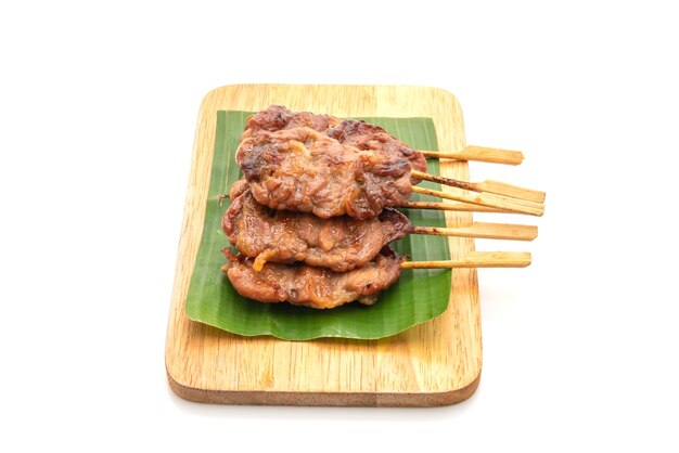 Brocheta de cerdo a la parrilla con arroz blanco pegajoso