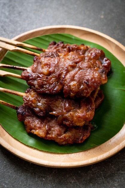 Brocheta de cerdo a la parrilla con arroz blanco pegajoso