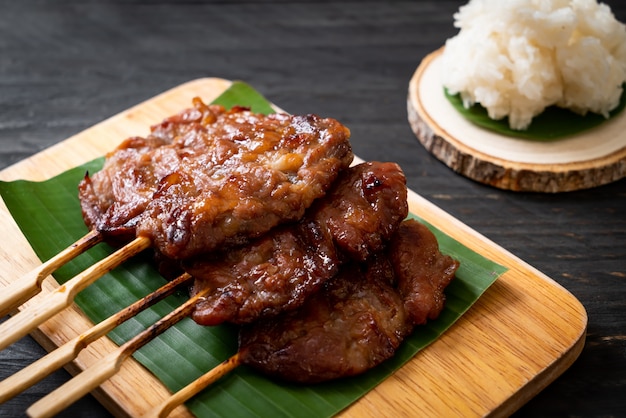 Brocheta de cerdo a la parrilla con arroz blanco