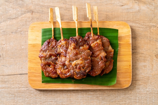 Brocheta de cerdo a la parrilla con arroz blanco