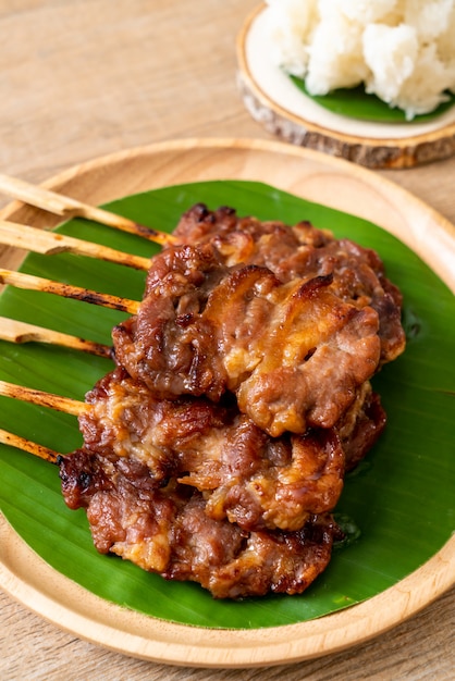 Brocheta de cerdo a la parrilla con arroz blanco