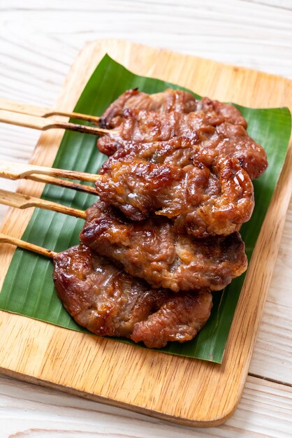 Brocheta de cerdo a la parrilla con arroz blanco