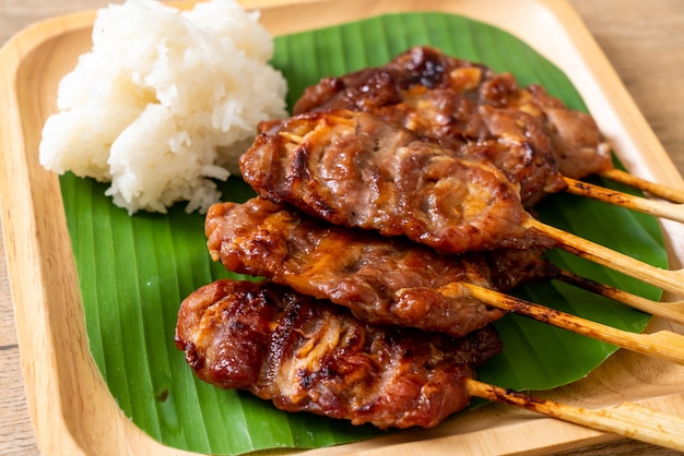 Brocheta de cerdo a la parrilla con arroz blanco