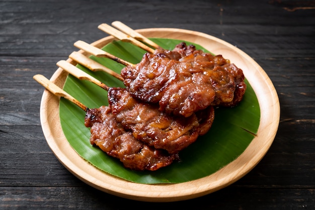 Brocheta de cerdo a la parrilla con arroz blanco