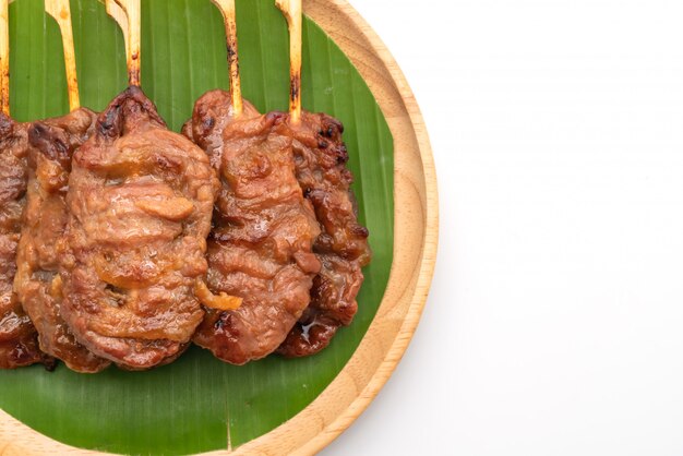 brocheta de cerdo a la parrilla con arroz blanco