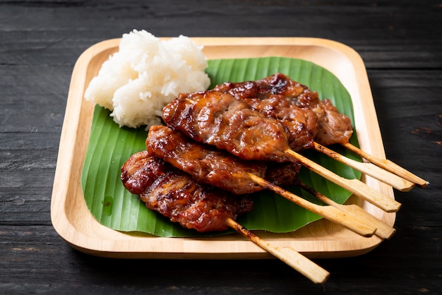 brocheta de cerdo a la parrilla con arroz blanco