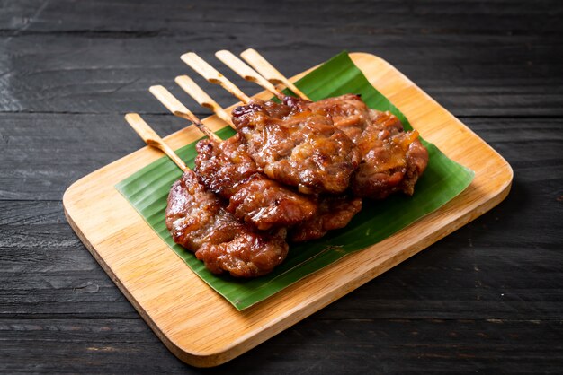 brocheta de cerdo a la parrilla con arroz blanco