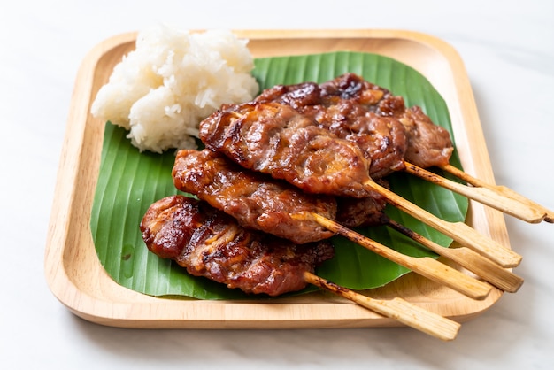 brocheta de cerdo a la parrilla con arroz blanco