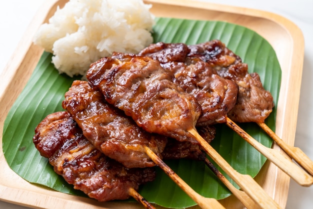 brocheta de cerdo a la parrilla con arroz blanco