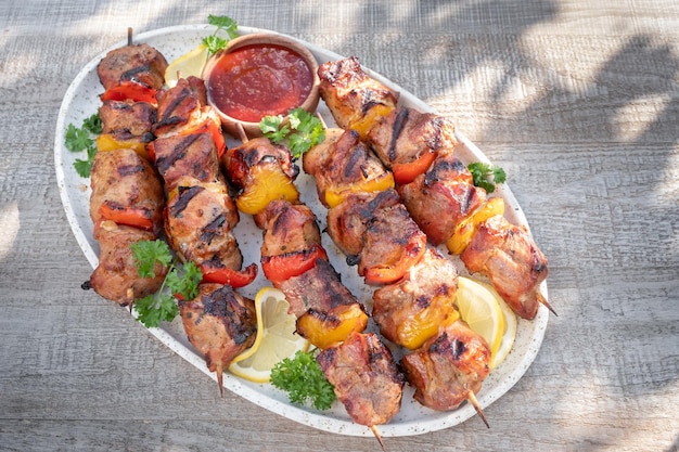 Brocheta de cerdo a la parrilla con pimiento rojo y amarillo