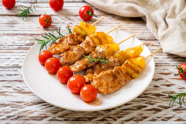 brocheta de cerdo a la parrilla