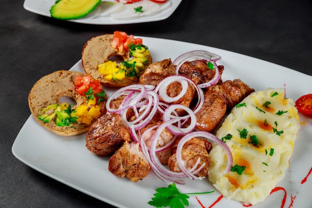 Brocheta de cerdo con puré de patatas