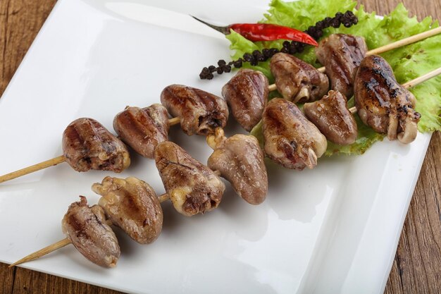 Brocheta de corazones de pollo