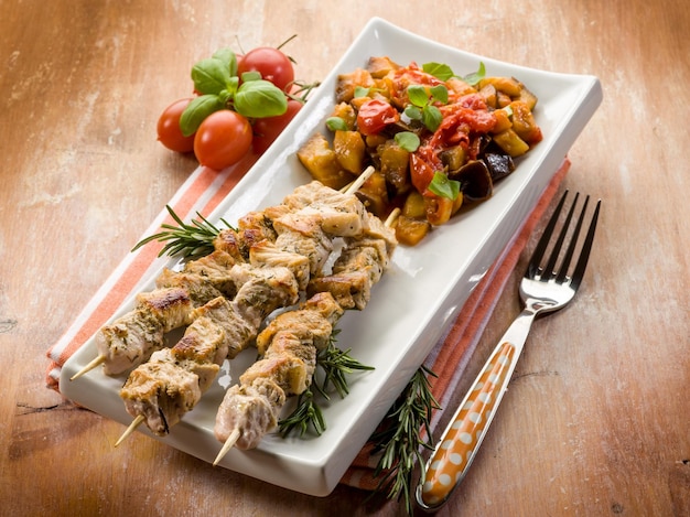 Brocheta con ensalada de berenjenas