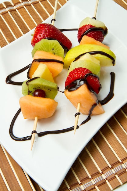 brocheta de frutas mixtas