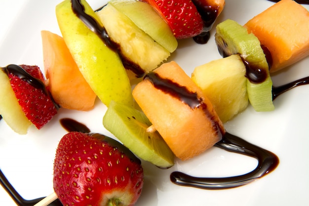 brocheta de frutas mixtas