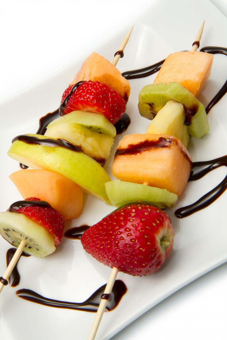 brocheta de frutas mixtas