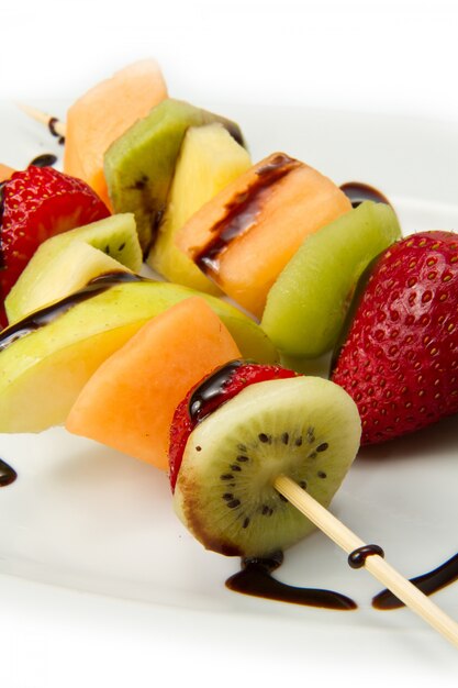 brocheta de frutas mixtas