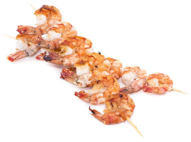 Brocheta de gambas aislado en blanco
