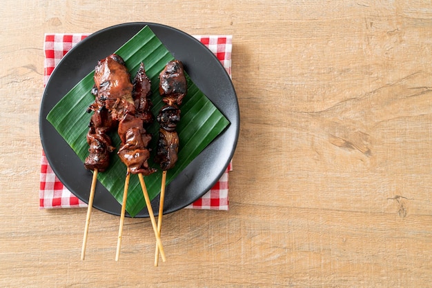 Brocheta de hígado de pollo a la parrilla al estilo asiático