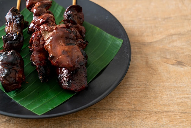 Brocheta de hígado de pollo a la parrilla - estilo asiático de comida callejera