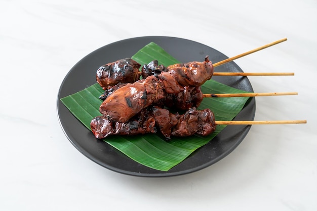Brocheta de hígado de pollo a la parrilla - estilo asiático de comida callejera