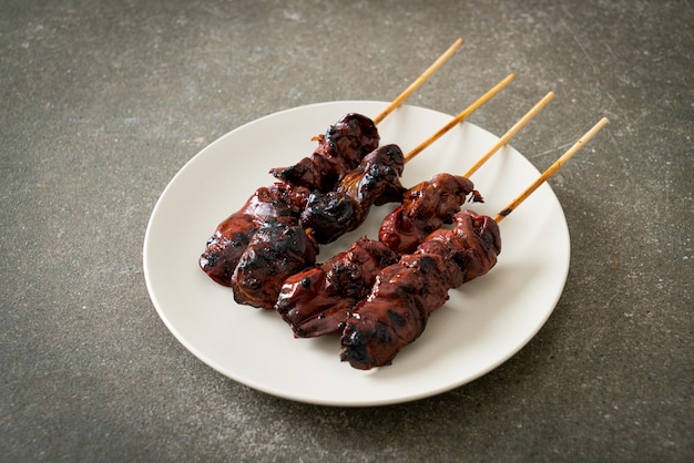 Brocheta de hígado de pollo a la parrilla yakitori servido al estilo izakaya - Estilo de comida asiática