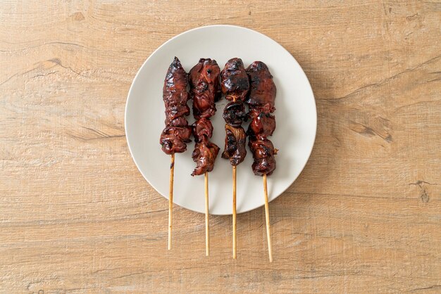 Brocheta de hígado de pollo a la parrilla yakitori servido al estilo izakaya