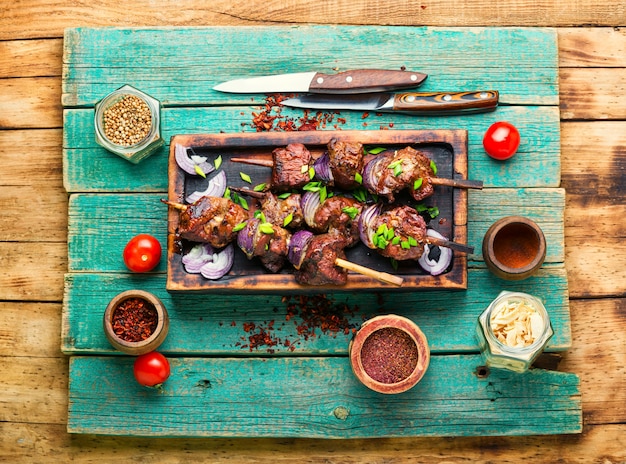 Brocheta de hígado de tradición turca o árabe en brochetas