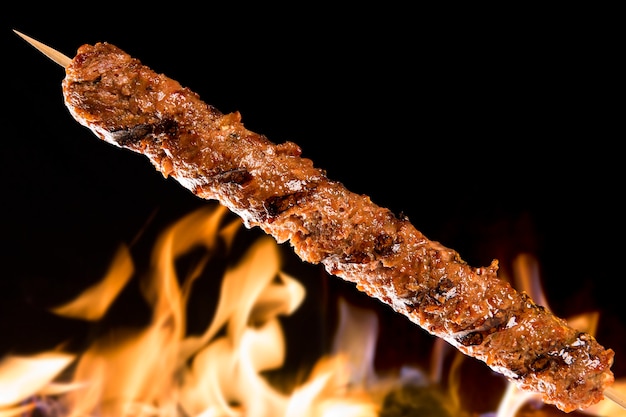 Brocheta de kafta sobre llamas de fuego