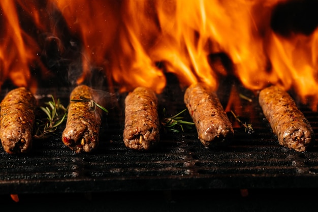 Brocheta. Kebab de carne tradicional de Oriente Medio, árabe o mediterráneo con frote de cordero de llamas de fuego en parrilla de barbacoa