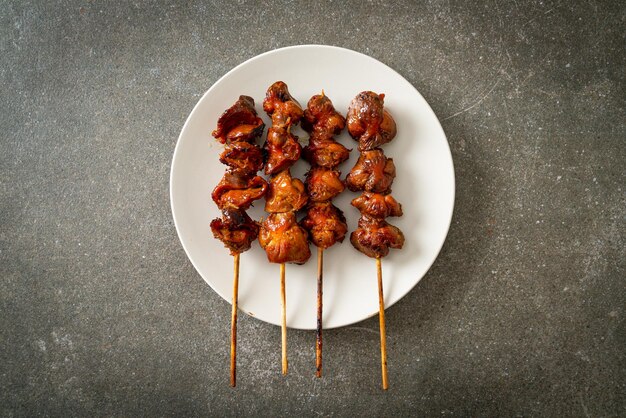 Brocheta de molleja de pollo a la parrilla yakitori servido al estilo izakaya - Estilo de comida asiática