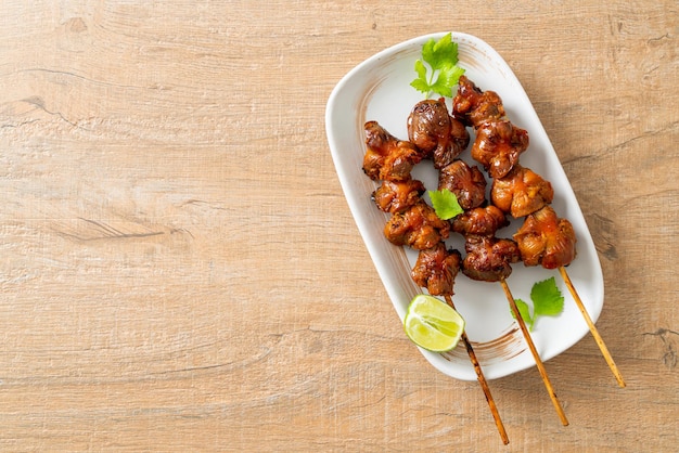 Brocheta de mollejas de pollo a la parrilla con hierbas y especias