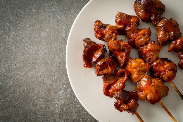 Brocheta de mollejas de pollo a la parrilla yakitori servido al estilo izakaya