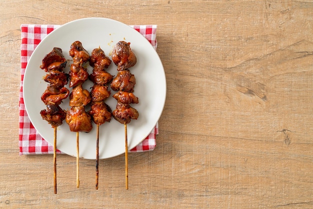 Brocheta de mollejas de pollo a la parrilla yakitori servido al estilo izakaya