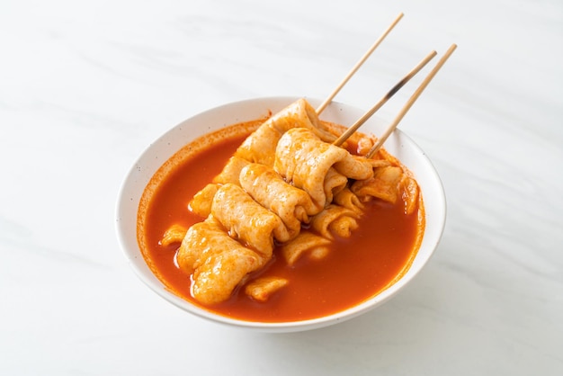 Brocheta de pastel de pescado coreano Odeng en sopa picante coreana