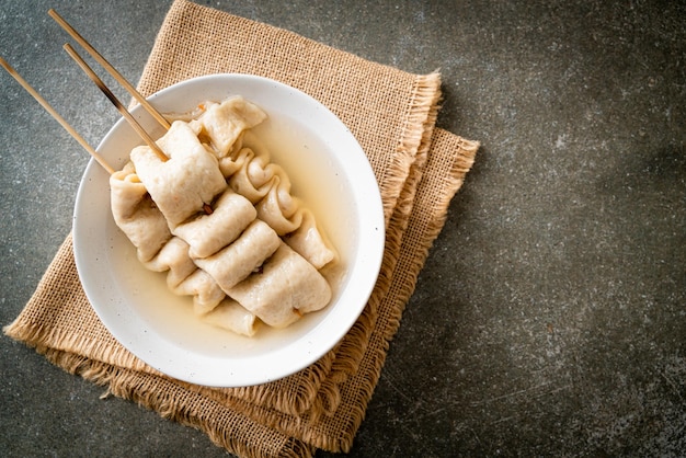 Brocheta de pastel de pescado coreano Odeng en sopa